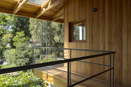 En el vértice del techo, una raja de luz. La baranda de la galería tiene el mismo diseño que la de la escalera interior y el espaldar del patio.