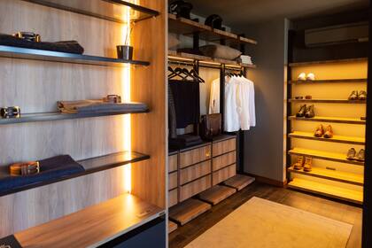 En el vestidor del loft 815, ambientado por Cecilia Larralde y Marcela Spelzini, se luce la línea Blend en tono Scotch.