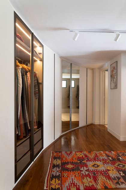 En el vestidor, placard realizado a medida (Dwell) y kilim antiguo (Desde Asia).