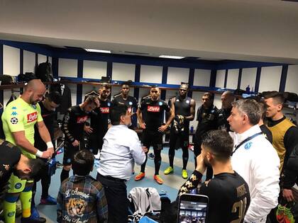 En el vestuario de Napoli motivando a los jugadores en la previa del partido