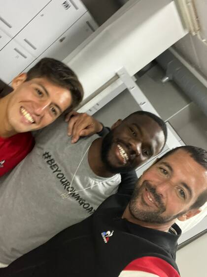 En el vestuario, tras la final de Estoril: Sebastián Báez, el campeón, junto con Tiafoe (finalista) y Sebastián Gutiérrez (coach del argentino).