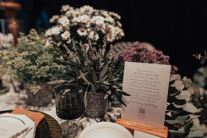 "En el viaje, nos sorprendió la cantidad de lavandas y de flores silvestres que había en cada lugar al que visitábamos, es por esto que en esta mesa están super presentes".