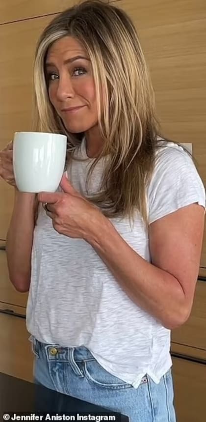 En el video, cuando Jennifer Aniston bebe de la taza, el color de su esmalte es blanco (Crédito: Captura de video Instagram/@JenniferAniston)