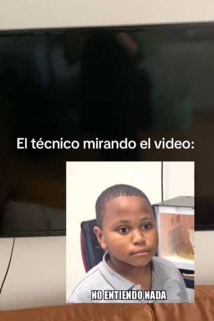 En el video de la mujer que le habla al técnico del televisor la hija hizo algunas intervenciones que le sumaban comicidad a la grabación