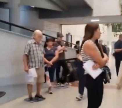 En el video difundido en redes sociales se ve la incomodidad que vivieron otras personas que se encontraban en la sede municipal en el momento de tensión