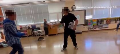 En el video se observa uno de los duelos entre estudiantes propuesto por la profesora de química