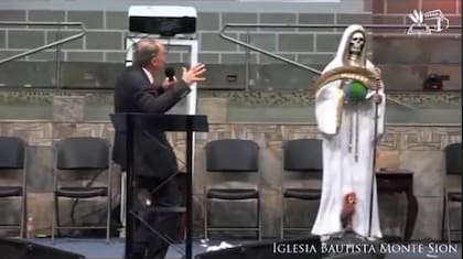 En el video se observó el momento en que el pastor Kevin Wynne destruyó una escultura de la Santa Muerte