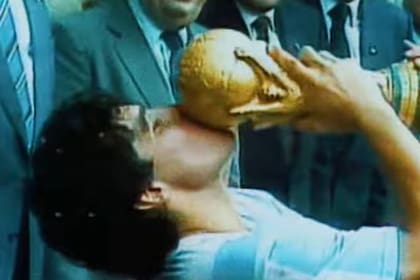 En el video "Vayas donde vayas" aparecen verdaderas glorias del fútbol argentino en sus momentos más icónicos (en la foto, Diego Maradona con la copa de México '86) y también la pasión de los hinchas en diversas situaciones