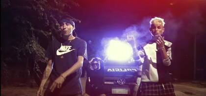 En el videoclip de "Pommery" los cantantes se apostaron cerca del móvil, mientras que tres mujeres perrearon frente a la camioneta policial