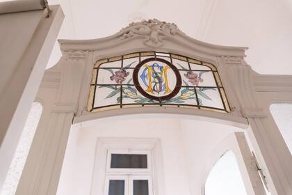 En el vitraux de uno de los baños se destacan las iniciales de Meneca Sánchez Elía de Saavedra, esposa de Justo del Carmen Saavedra que murió en su viaje de bodas a Europa.