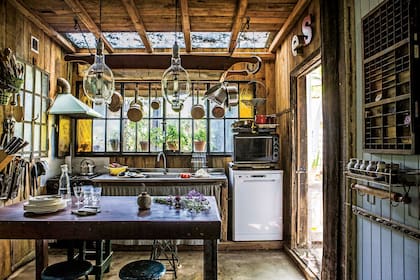 En el volumen que sobresale de la cocina pusieron un techo de vidrio.