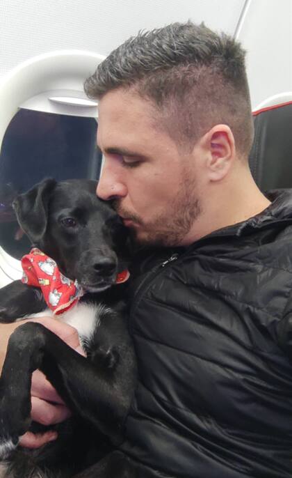 En el vuelo Parce se relajó. Los pasajeros felicitaron a Lucas por el buen comportamiento del perro.