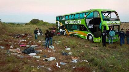 En elle lugar del trágico accidente, ayer los peritos de la policía brasileña revisaban el colectivo en el que viajaban los estudiantes