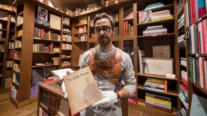 En enero de 2019, la librería portuguesa Lello puso en exposición una copia de la primera edición de El principito firmada por el mismo Antoine de Saint-Exupéry y valuada en unos US$28.000