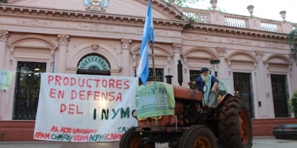 En enero del año pasado, un mes después de que el INYM se quedó sin facultades regulatorias, Hugo Sand y otros referentes del tractorazo histórico del 2001, llevaron una máquina a la puerta de la Rosadita