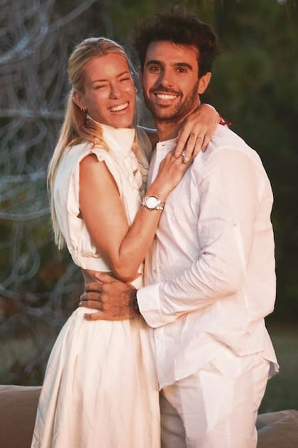 En enero, Manu, que es un destacado piloto de Turismo Carretera, Turismo Nacional y Pick Ups, la sorprendió pidiéndole casamiento. “En pleno atardecer, se arrodilló y me lo propuso. Me morí de amor con la dedicación que le puso”, cuenta Nicole.