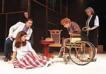 Tony Lestingi, Helena Tritek, María Socas, Alicia Berdaxagar y Pochi Ducasse durante un ensayo general, en la sala Casacuberta
