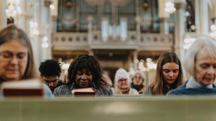 En entornos formales (como iglesias, funerales o tribunales) el cerebro activa un mecanismo de control conocido como inhibición activa