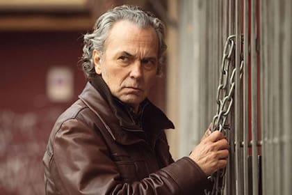 En Entrevías, José Coronado es Tirso Abantos, un exmilitar, dueño de una ferretería y dispuesto a todo por defender a su nieta