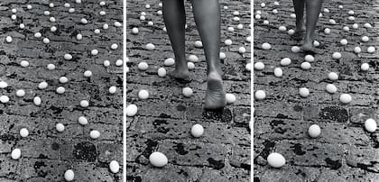 En Entrevidas (1981) registra el avance de unos pies desnudos sobre un empedrado cubierto de huevos. Como si se tratara, según Miyada, de “innumerables microencrucijadas”
