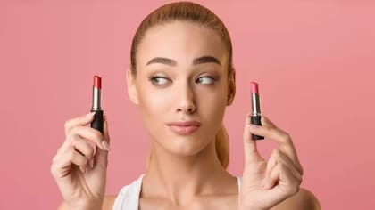 En épocas de crisis, cuando no pueden costear otros lujos, las mujeres compran labiales y otros cosméticos