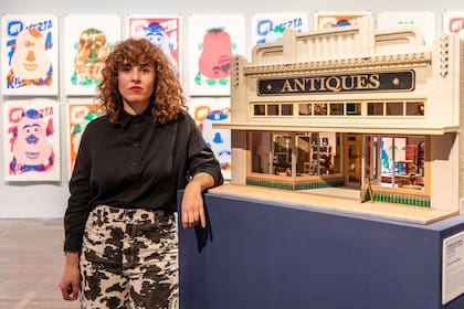 "En épocas de inteligencia artificial, nos interesa pensar en la inteligencia artesanal”, destaca Leonor García Vercillo, especialista en maquetas, del estudio Los Chinos, que participa de la muestra con una obra inspirada en la casa de antigüedades de Toy Story 4