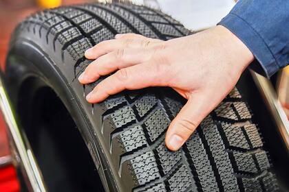 En épocas de lluvia se debe aumentar la distancia de frenado respecto del auto que circula por delante