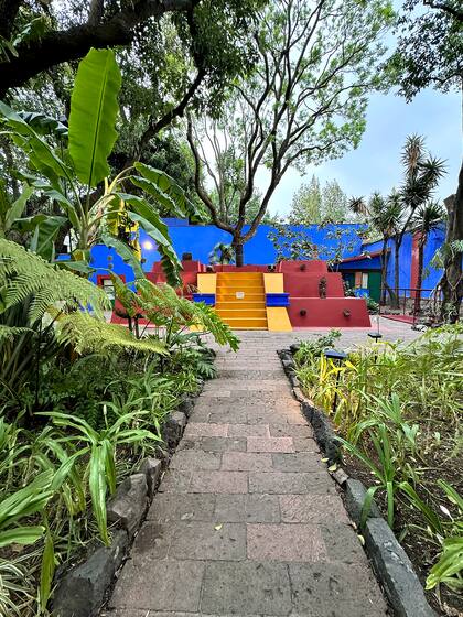 En épocas en la que cualquier vecino encontraba reliquias arqueológicas en su patio, el matrimonio viajaba constantemente en búsqueda de objetos que luego usaba para decorar su casa.