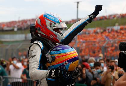 En equipo: Esteban Ocon celebra con Fernando Alonso, su compañero en Alpine y quien seguró el triunfo del joven francés al detener el avance de Lewis Hamilton