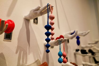 En Erotique Pink, los juguetes sexuales se exhiben sobre manos creadas por la artista Lucía Herlitzka