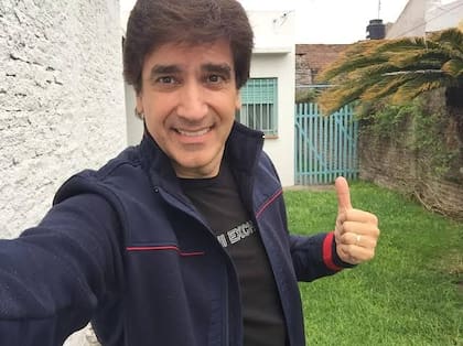 En esa casa, en Billinghurst, Buenos Aires, transcurrieron sus primeros 20 años. Un barrio de juegos en la calle, veranos de escondidas y fiestas de fin de año que se extendían en la vereda hasta la madrugada. Sábados de lluvia frente a la televisión en blanco y negro y una vida compartida con vecinos que se conocían de toda la manzana