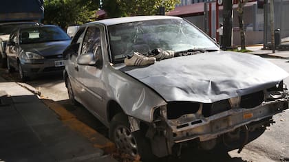 En esa misma esquina de Palermo, desde hace al menos siete meses “duerme” un Gol gris con la parte delantera abollada.