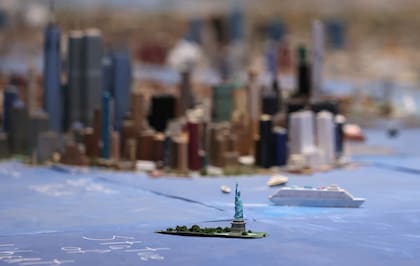 En escala: una vista de la Estatua de la Libertad, con Manhattan de fondo