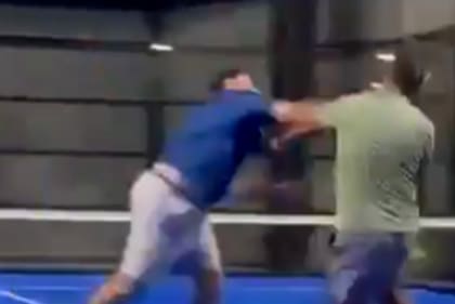 En Escazú, Costa Rica, un grupo de hombres comenzó a golpearse con paletas de pádel tras una discusión.