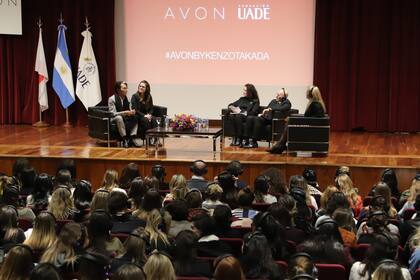 En escena. El decano de la UADE, la gerente de marketing de Avon y la editora de Moda y Belleza realizaron las preguntas.