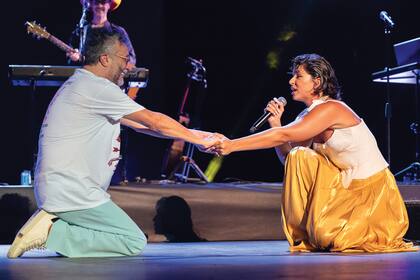 En escena. Fito y Nathy Peluso cantaron “La Verónica” ante una multitud que vibró con cada uno de los temas del rosarino.