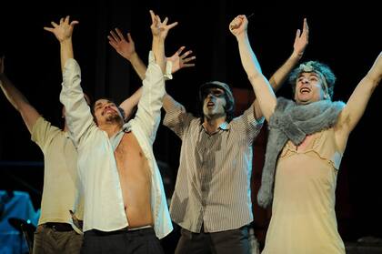 En escena, la versión musical dirigida por Tatiana Santana y protagonizada por Emilio Bardi (en la piel de Cachafaz) y Claudio Pazos (como la Raulito)