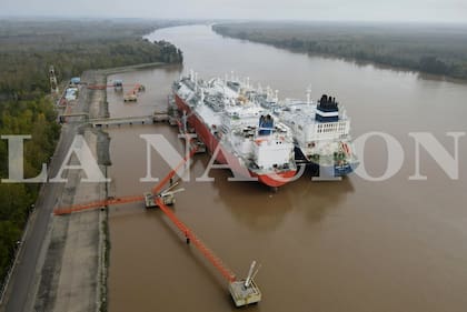 En Escobar, hay un barco regasificador de GNL, que hace el proceso inverso a la licuefacción: convierte el gas de estado líquido a gaseoso