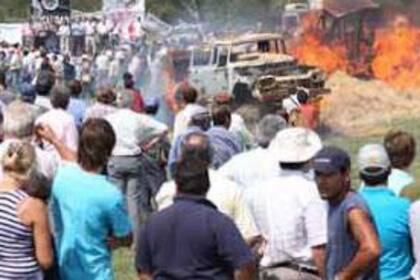En ese momento se quemó una vieja cosechadora tras el acto