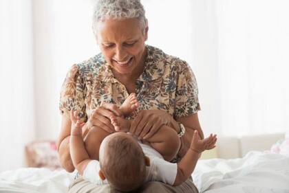 "En ese sentido, uno podría decir que la selección natural no nos mata inmediatamente cuando nos volvemos postreproductivas porque todavía hay un sentido evolutivo".