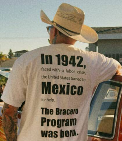 En esta camisa, realzó el momento que Estados Unidos le pidió a México por trabajadores a través del Programa Bracero