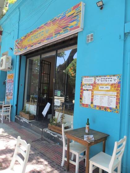 En esta cantina israelí, las salchichas son de elaboración artesanal y muy especiadas