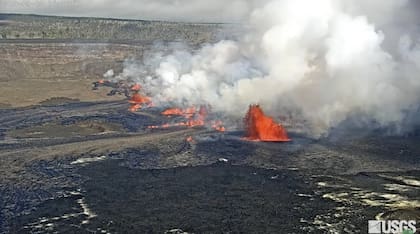 En esta captura de pantalla de un video de la cámara web proporcionado por el Servicio Geológico de los Estados Unidos, el Kilauea, uno de los volcanes más activos del mundo, entra en erupción en Hawái, el domingo 10 de septiembre de 2023.