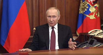 En esta captura de video tomada de un material disponible en el sitio web oficial del presidente ruso (kremlin.ru), el presidente ruso, Vladimir Putin, se dirige a la nación en el Kremlin en Moscú el 24 de febrero de 2022.