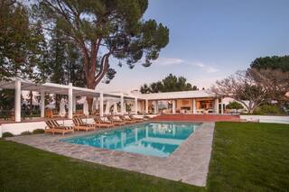 Se vende la casa que Frank Sinatra alquilaba en Los Ángeles: tiene estacionamiento para 100 autos