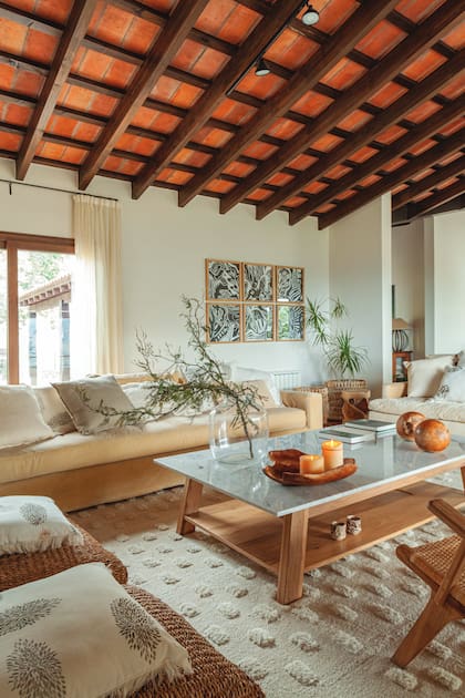 En esta casa salteña proyectada por @etchegarayramosmejia y decorada por @concepto_ayd, alfombra de Elementos Argentinos.