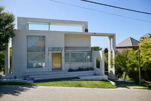 En esta casa se empezó a derrumbar por dentro y evacuaron a seis personas. Esta casa habría sido alquilada hace algunos años por Martín Insaurralde y Jésica Cirio