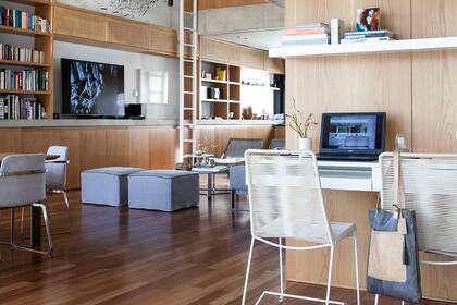 En esta casa se optó por una mesa blanca, igual que el estante superior para los libros, y se dio el toque contemporáneo con las sillas ‘Tihla’ en hierro y PVC (Increa).