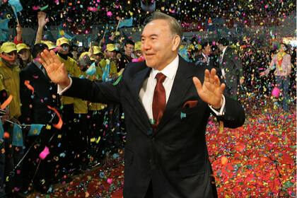 En esta foto de 2005, el entonces presidente de Kazajistán, Nursultán Nazarbayev, saluda a sus partidarios después de que su victoria en las elecciones presidenciales