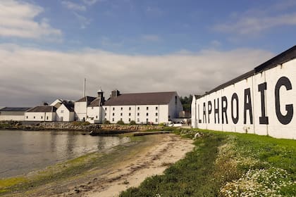 En esta destilería se elabora desde 1815 Laphroaig, el whisky más salvaje de Escocia.